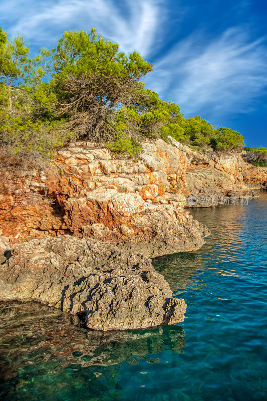 绿松石般的海水和岩石般的海岸线，Cala Esmerelda, Cala d'Or，马略卡岛东南海岸，巴利阿里群岛，西班牙，欧洲